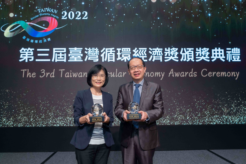 友達榮獲2022臺灣循環經濟獎雙項「年度典範企業」肯定，友達光電永續長古秀華（左）及技術長廖唯倫（右）代表受獎