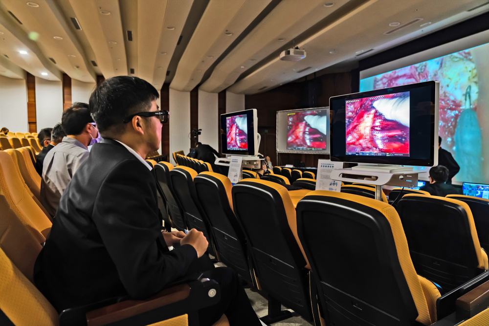 達擎之「達文西外接3D影像解決方案」，將達文西手術機器手臂的3D影像即時連線轉播，在會議室觀摩的醫師們只要戴上偏光眼鏡，就能與執刀醫師看到同步的3D立體影像，如臨操作台現場，縮短達文西手術的學習曲線