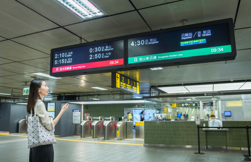 達擎TARTAN顯示器的特殊長條型比例非常適合空間與高度有限的大眾運輸場域應用，具備工業等級高品質、高亮度、高解析與高色彩飽和度等優勢，打造都會智能車站新風貌。