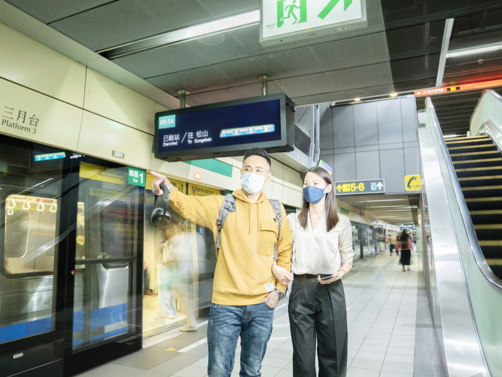 友達旗下達擎之客製化TARTAN顯示器，於台北捷運中山站亮相。以獨特長條型比例與高畫質特色，為台北捷運站帶來嶄新的都會車站風貌