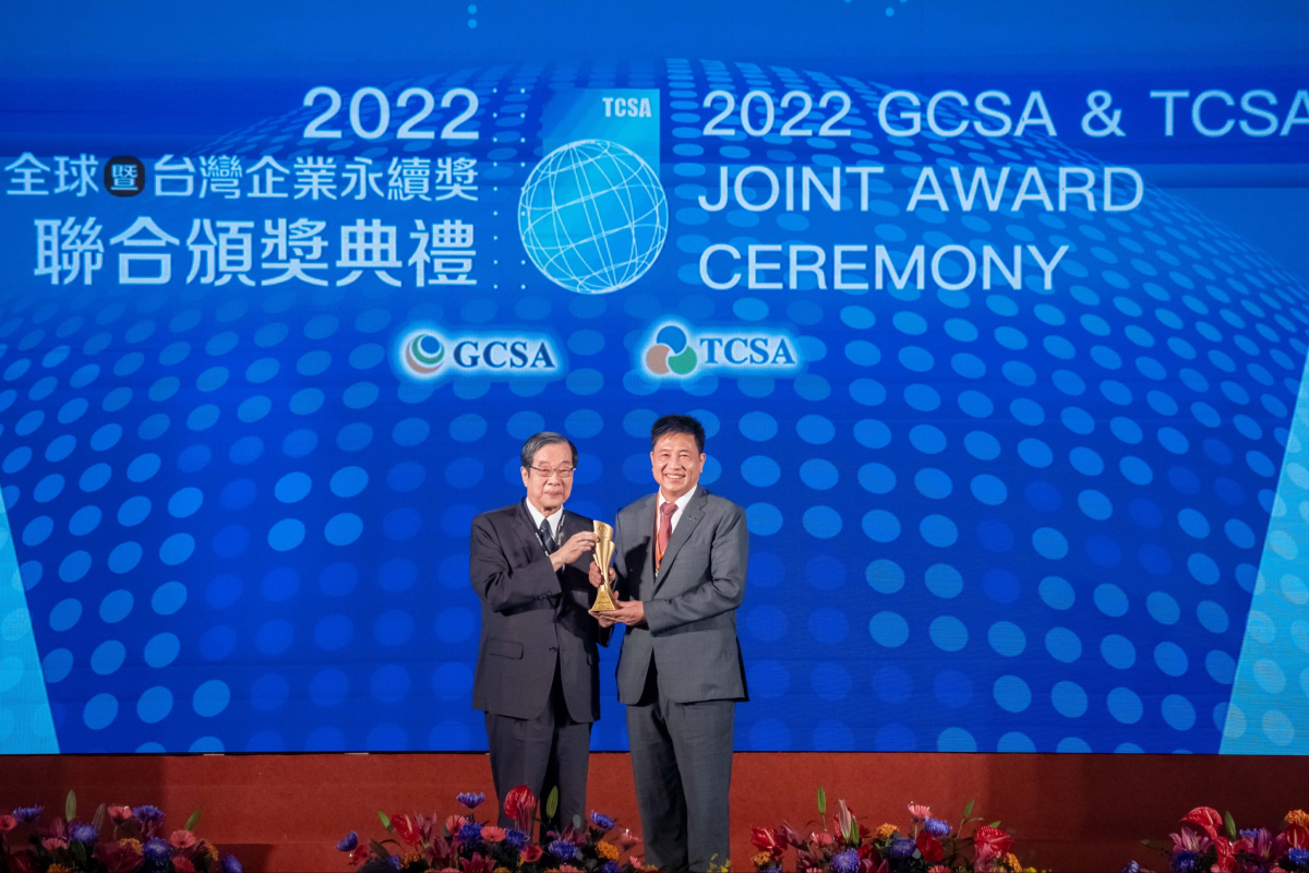 友達光電深耕永續經營、致力落實ESG作為，榮獲台灣企業永續獎及全球永續獎共計9項大獎，由考試院院長黃榮村(左)頒獎，友達光電董事長暨執行長彭双浪(右)代表領獎