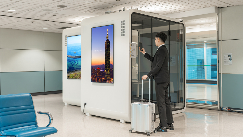 旅客只要用手機掃描門上的QR Code，就能進入使用網頁，依照指示