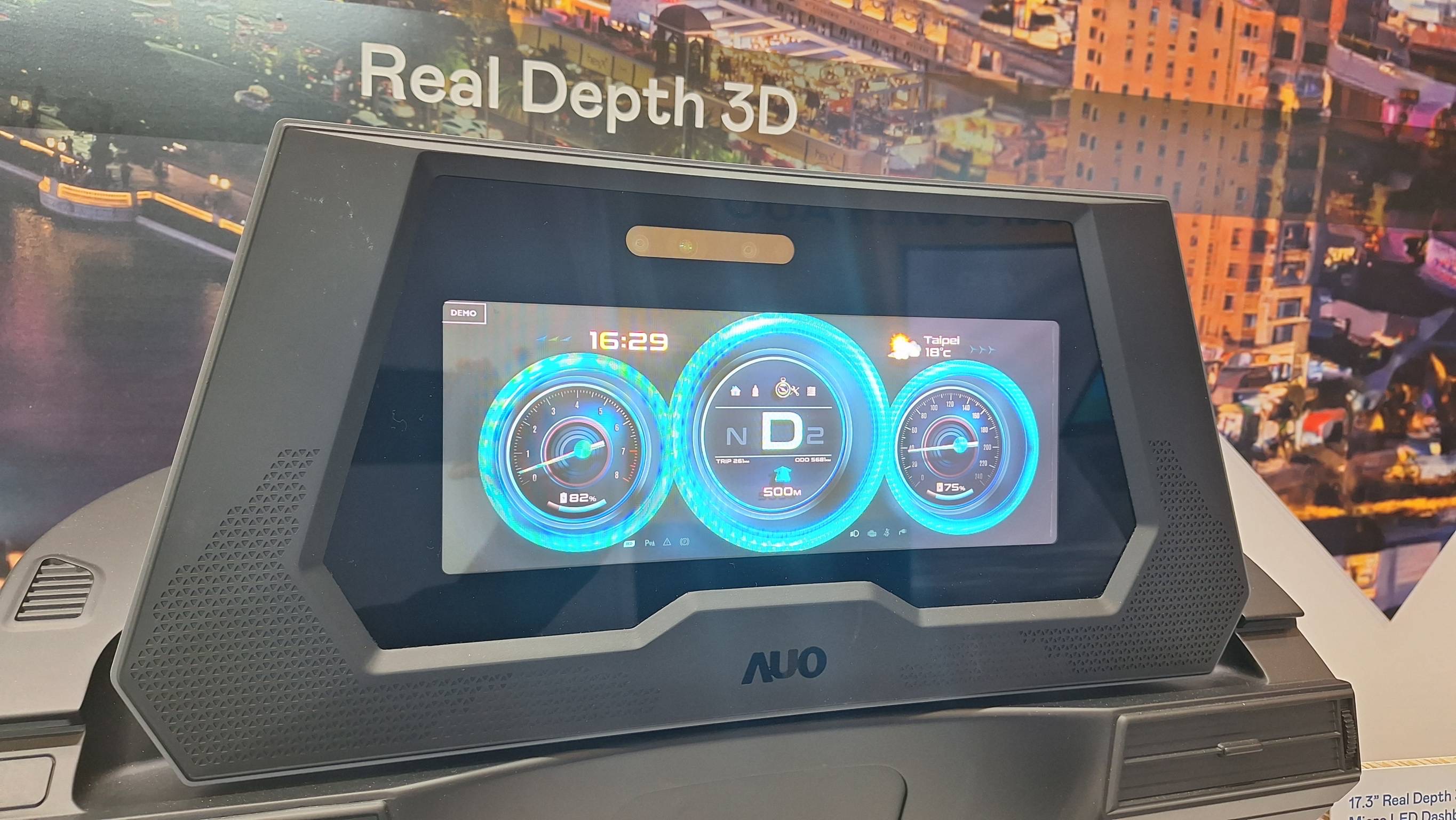 友達的「裸眼3D Micro LED儀表板」將Micro LED與LCD技術整合成17.3吋顯示器，打造令人驚豔的3D效果，同時具備DMS辨識系統，可偵測駕駛行為並進行安全預警。