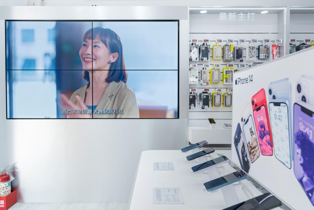 友達雙軸轉型策略以Go Vertical深化垂直市場應用，以高品質顯示器取代傳統海報，打造無紙化新零售場域，提供消費者優質的數位服務體驗