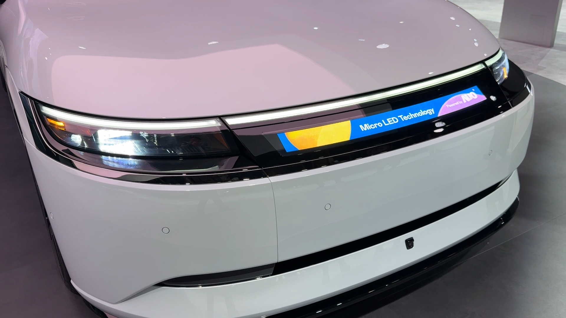 友達Micro LED車頭顯示解決方案擁有高對比度、高亮度、高解析度和超廣視角等特性，可以清晰顯示充電狀態、車輛資訊並展現車主個人化的主題風格、影片文字等內容，革新了人與車的互動方式。